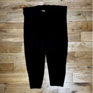 PINK Victoria's Secret Black Capri Leggings